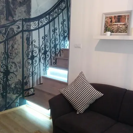 Romeo'S Apartment *